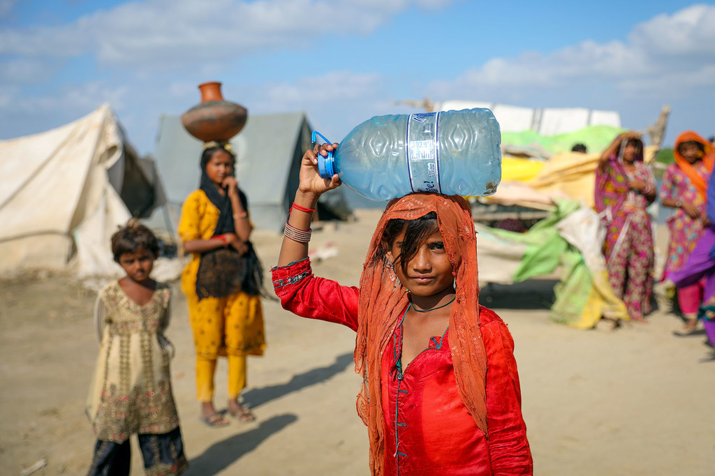 Une fillette âgée de 9 ans porte de l'eau dans un village inondé de la province du Sindh, au Pakistan.